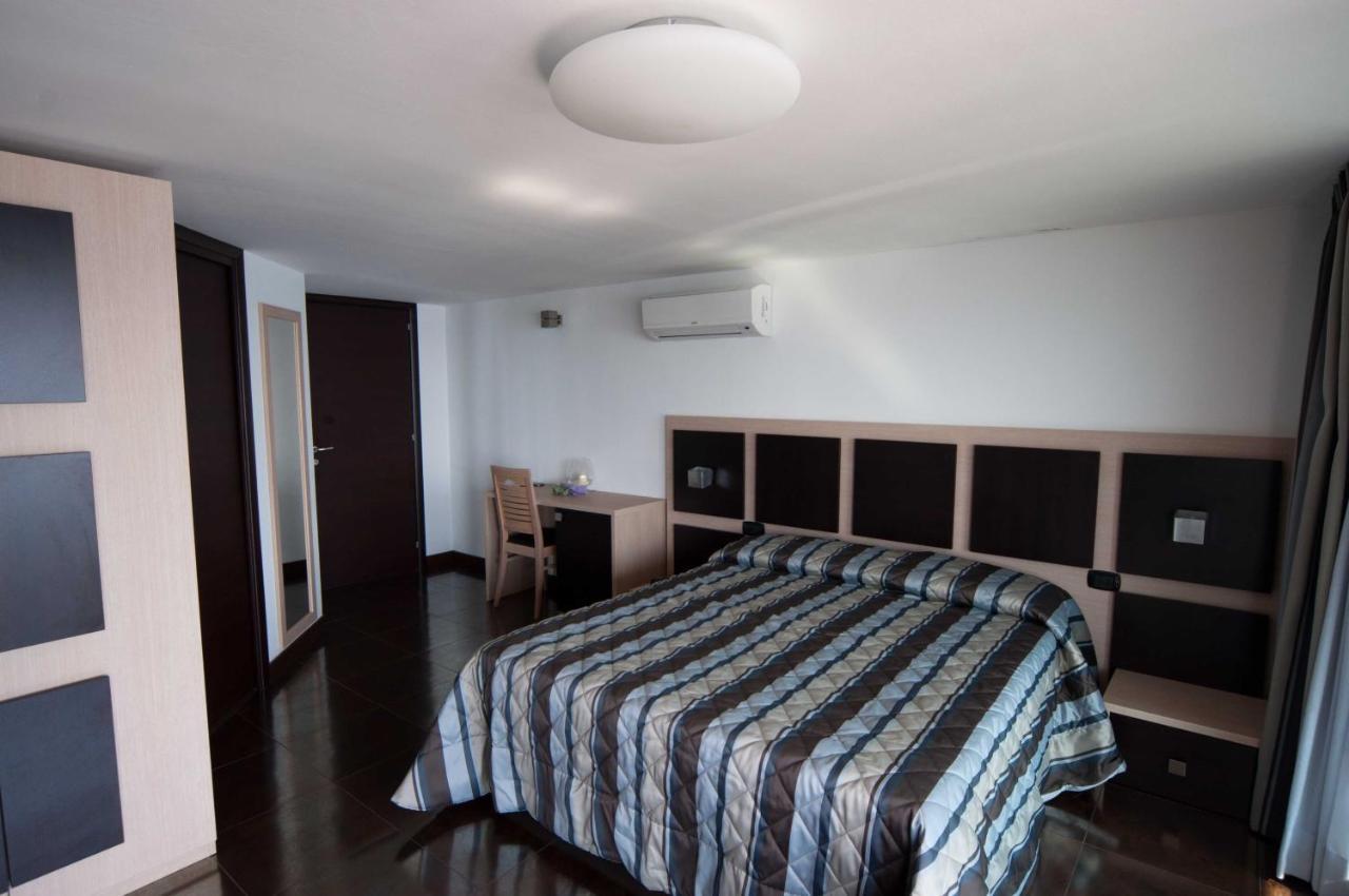 Hotel Ristorante Centosedici Terracina Ruang foto