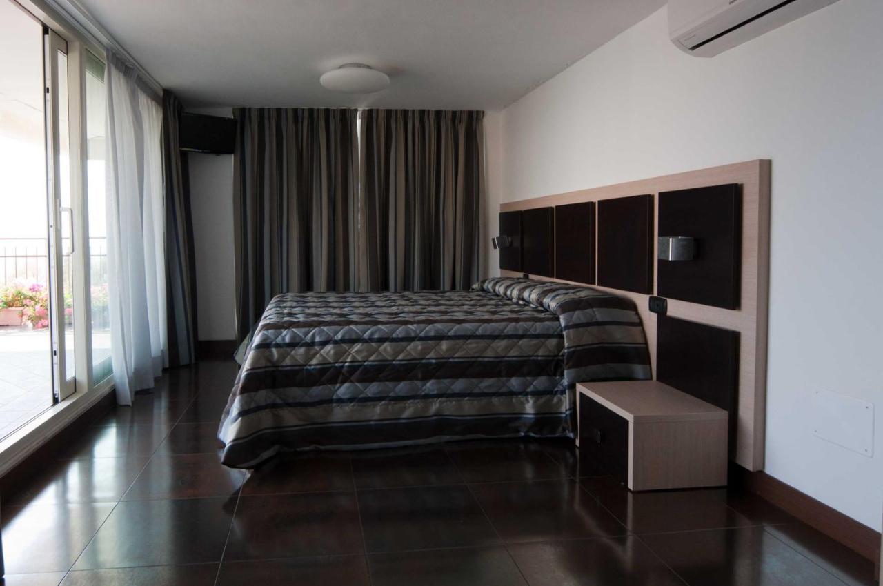 Hotel Ristorante Centosedici Terracina Bagian luar foto