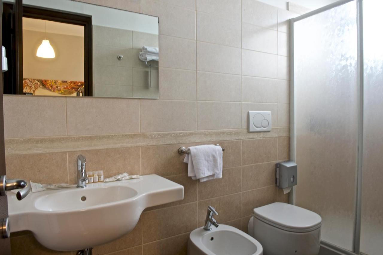 Hotel Ristorante Centosedici Terracina Bagian luar foto