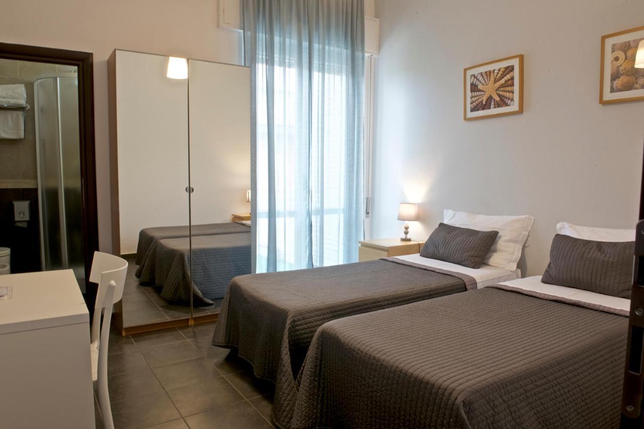Hotel Ristorante Centosedici Terracina Bagian luar foto